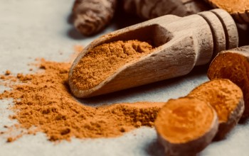 Organik Boyalarla Yaratılan Sanatsal Kadın Stili